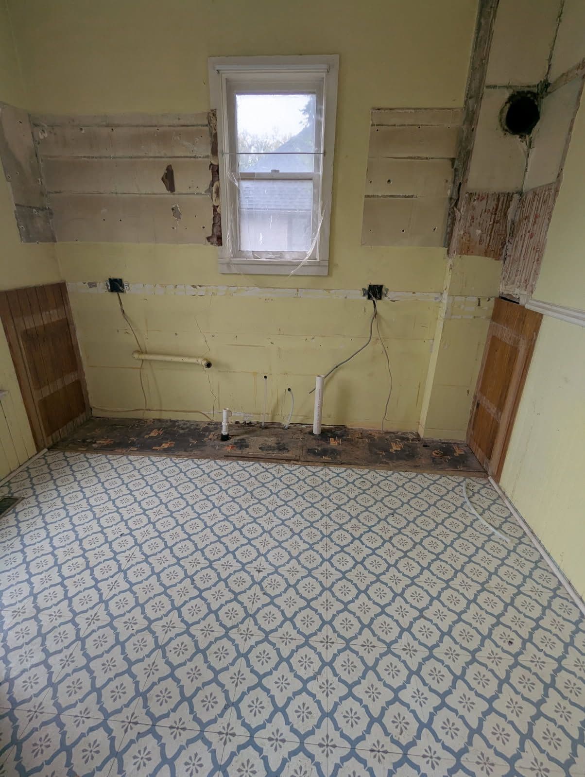 Gallery photos for Home Renovation Underway Fresh Powder Bath and Updated Kitchen: Image #2